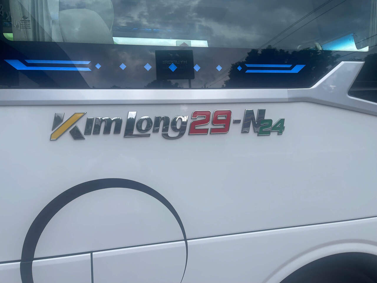 Kim Long 29-N24 xe bus 24 chỗ Limousine massage cổng sạc USB Type-A Type-C