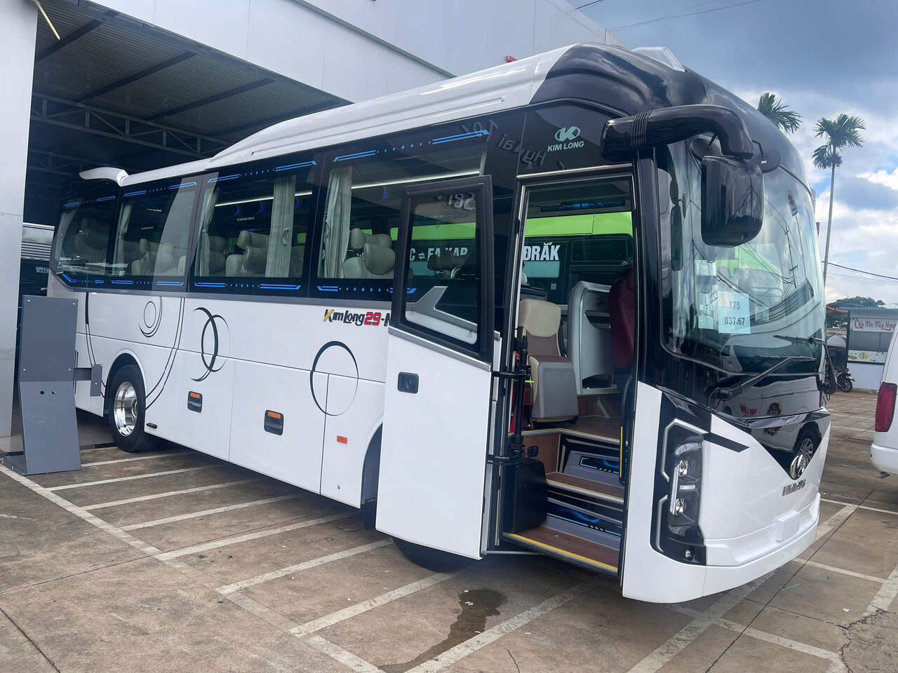 Kim Long 29-N24 xe bus 24 chỗ Limousine massage cổng sạc USB Type-A Type-C