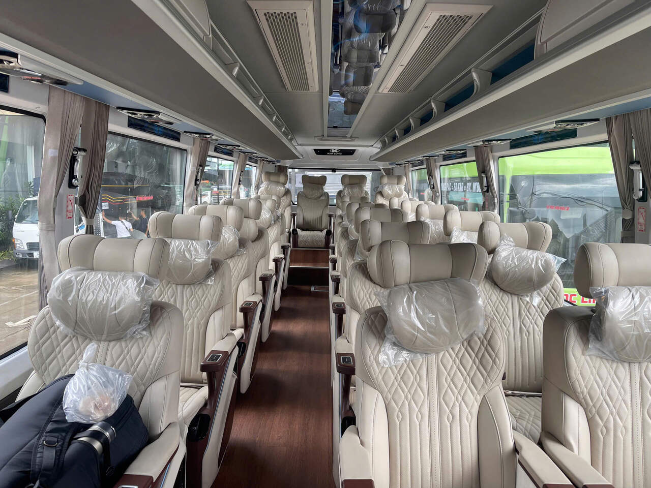 Nội thất Kim Long 29-N24 24 ghế Limousine massage cổng sạc USB Type-A Type-C